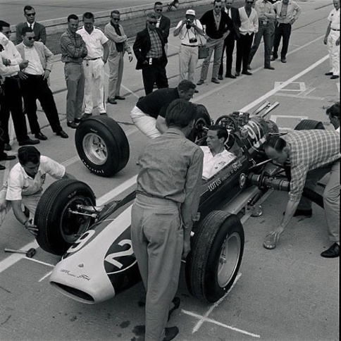 Test de ravitaillement typique Indianapolis sous l'oeil des curieux !
Contribution BOAC 500